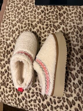Cozy Sherpa Platform Slippers with Red Stitch Detail